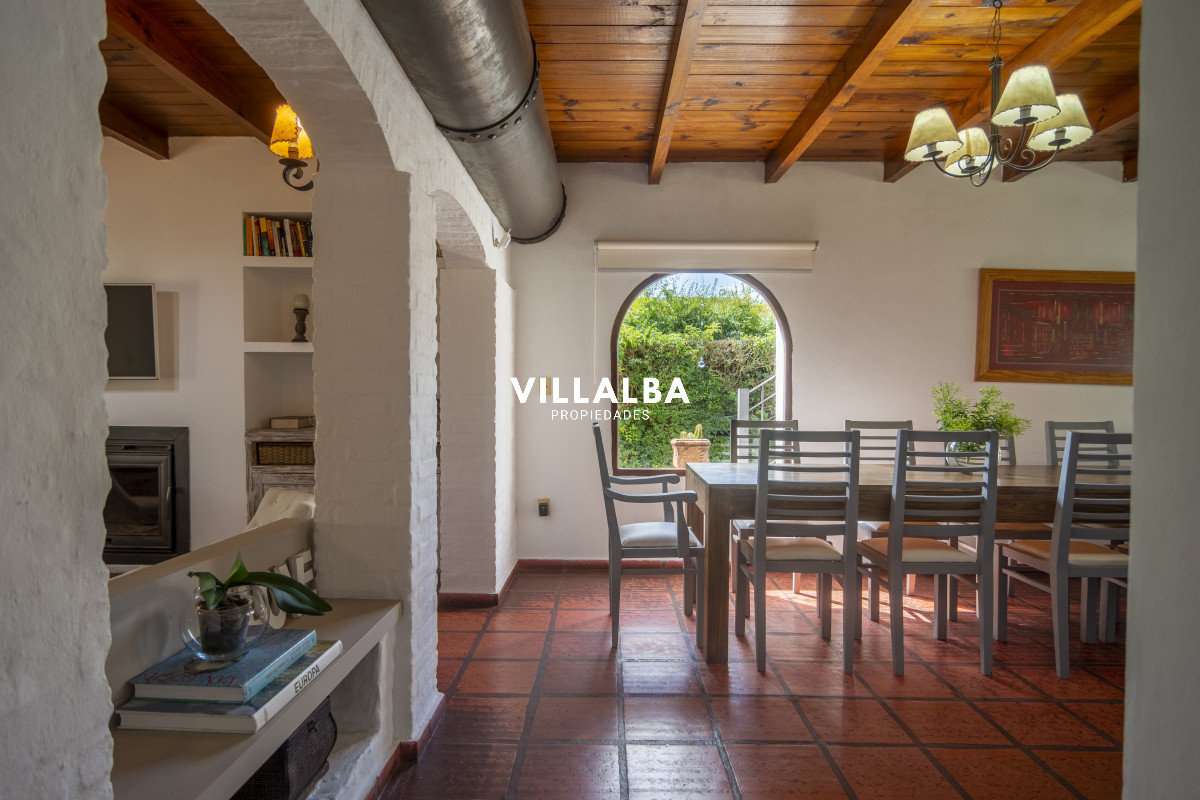 Apartamento ID.3650 - HERMOSA CASA EN VENTA 3 DORMITORIOS+ CASA DE HUESPEDES PISCINA Y PARRILLERO