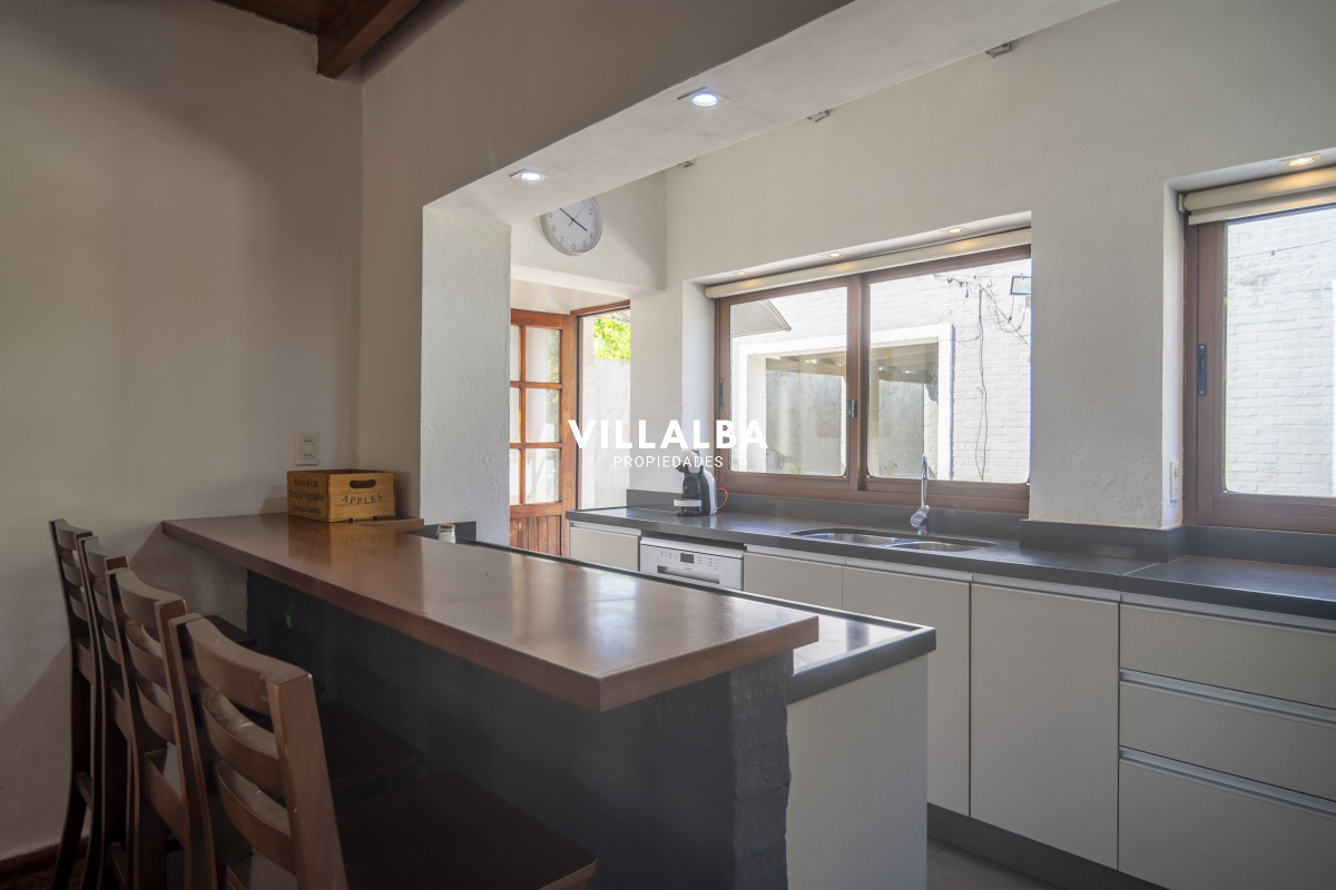 Apartamento ID.3650 - HERMOSA CASA EN VENTA 3 DORMITORIOS+ CASA DE HUESPEDES PISCINA Y PARRILLERO