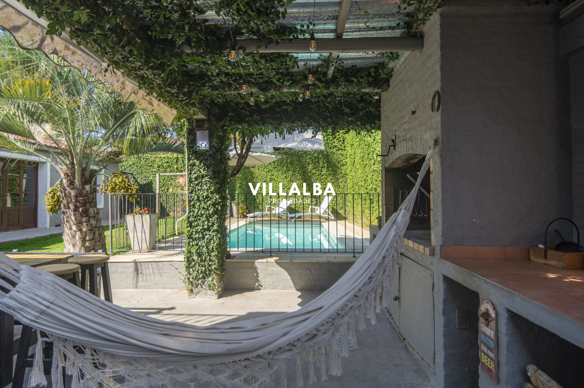 Apartamento ID.3650 - HERMOSA CASA EN VENTA 3 DORMITORIOS+ CASA DE HUESPEDES PISCINA Y PARRILLERO