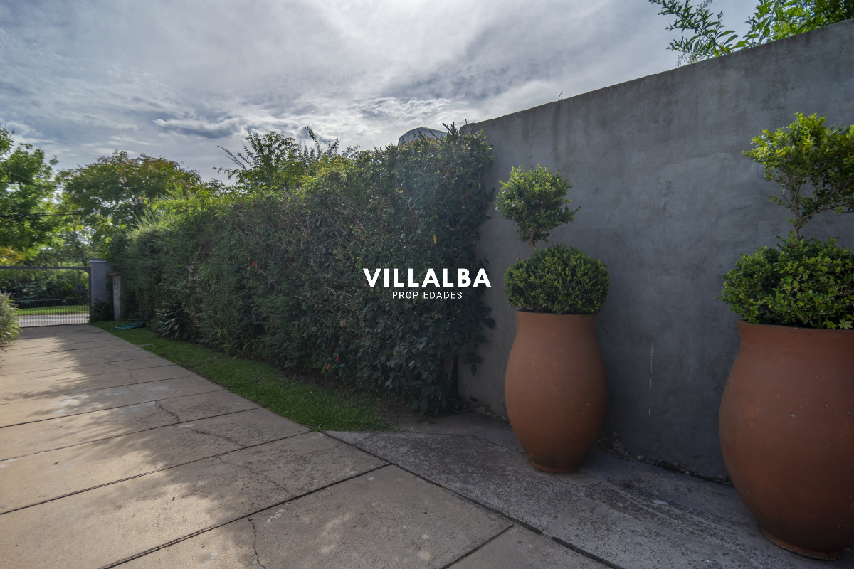 Apartamento ID.3650 - HERMOSA CASA EN VENTA 3 DORMITORIOS+ CASA DE HUESPEDES PISCINA Y PARRILLERO