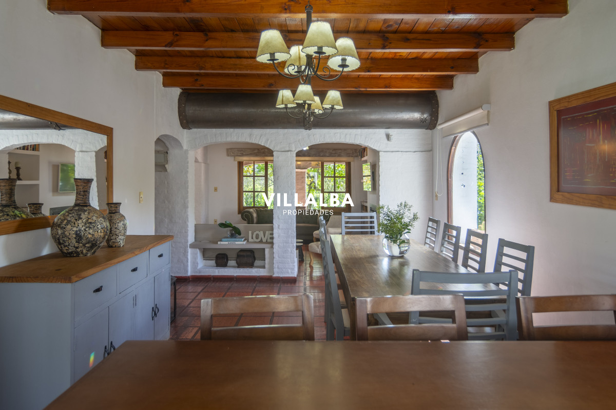 Apartamento ID.3650 - HERMOSA CASA EN VENTA 3 DORMITORIOS+ CASA DE HUESPEDES PISCINA Y PARRILLERO