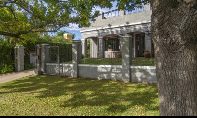 HERMOSA CASA EN VENTA 3 DORMITORIOS+ CASA DE HUESPEDES PISCINA Y PARRILLERO