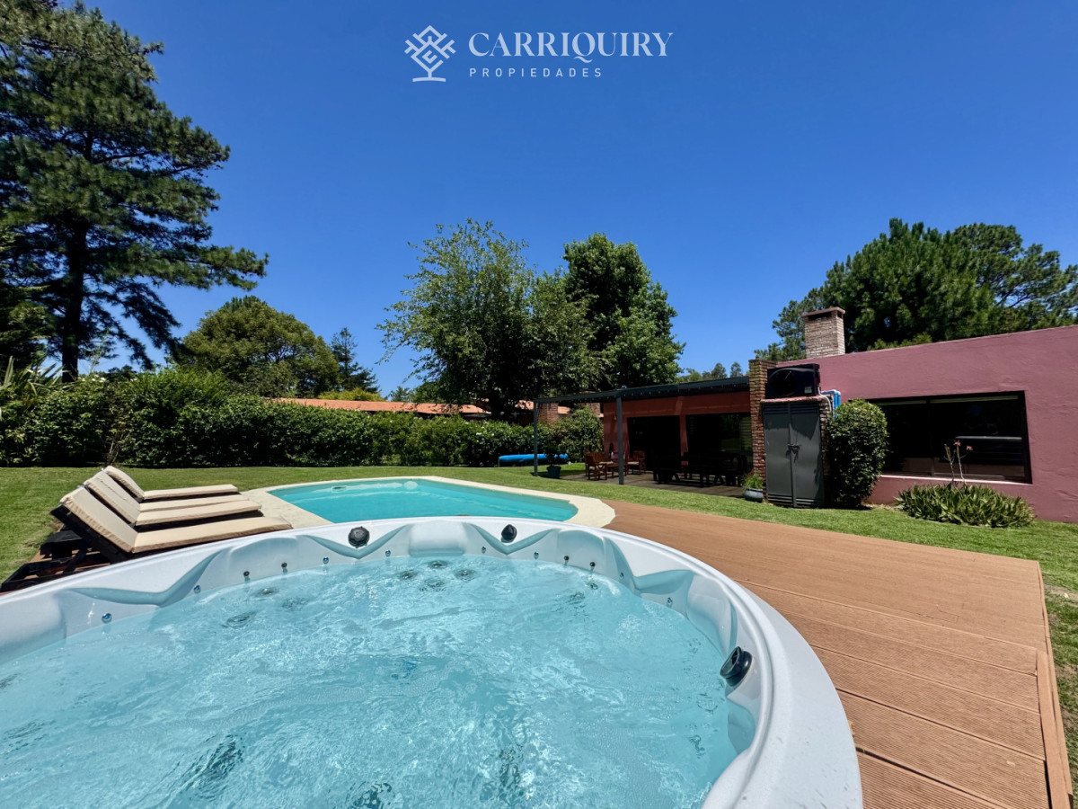 Casa ID.9274/Casa-en-alquiler-de-Anualde-4-dormitorios-en-Playa-Mansa--Punta-del-Este- - Casa 2 dormitorios en Playa Mansa, parrillero, piscina y jacuzzi.