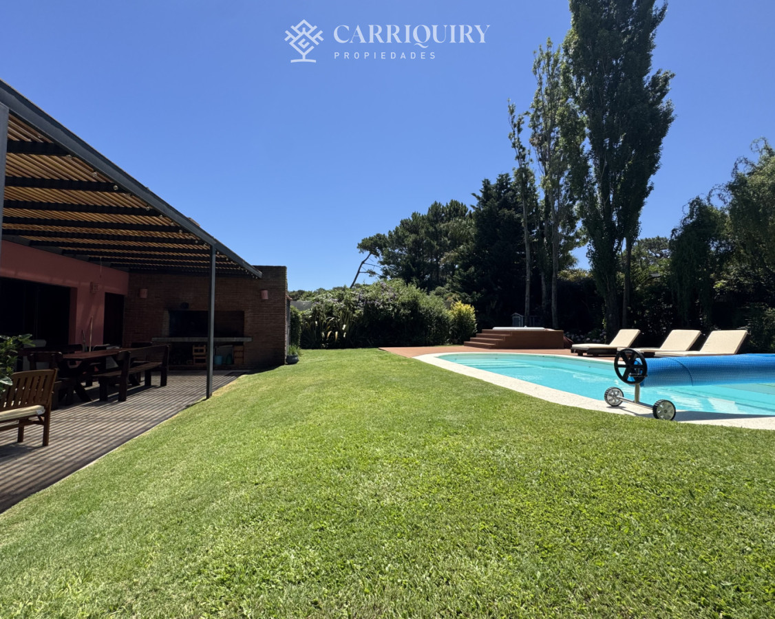 Casa ID.9274/Casa-en-alquiler-de-Anualde-4-dormitorios-en-Playa-Mansa--Punta-del-Este- - Casa 2 dormitorios en Playa Mansa, parrillero, piscina y jacuzzi.