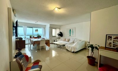 Amplio apartamento con vista al mar, 3 dormitorios con garaje. EN VENTA