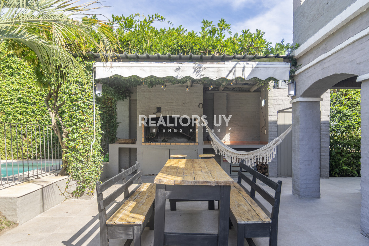 Casa ID.452 - HERMOSA CASA EN VENTA 3 DORMITORIOS+ CASA DE HUESPEDES PISCINA Y PARRILLERO