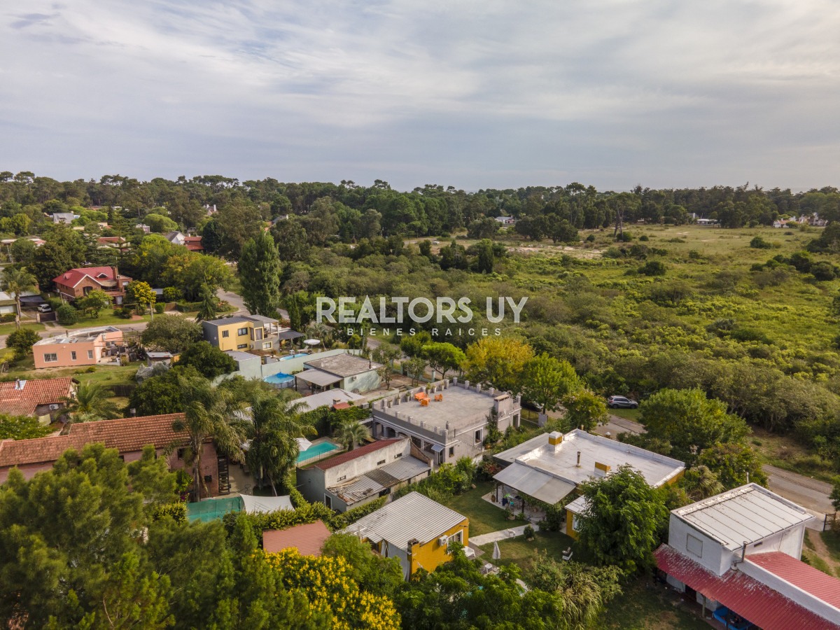 Casa ID.452 - HERMOSA CASA EN VENTA 3 DORMITORIOS+ CASA DE HUESPEDES PISCINA Y PARRILLERO