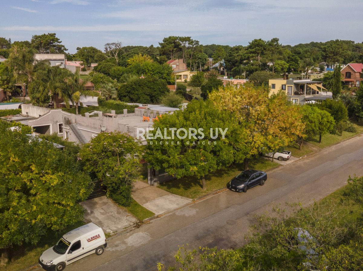Casa ID.452 - HERMOSA CASA EN VENTA 3 DORMITORIOS+ CASA DE HUESPEDES PISCINA Y PARRILLERO
