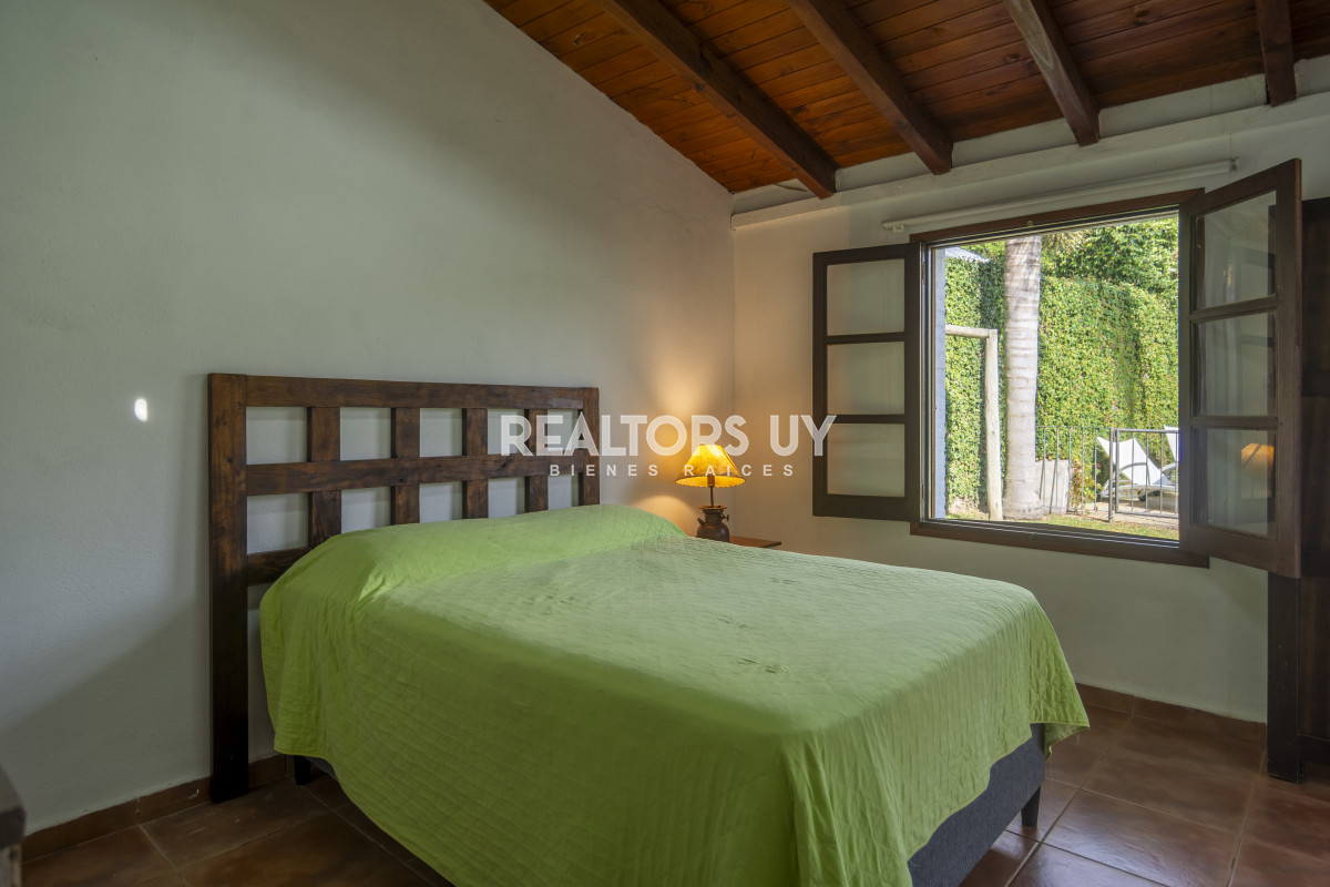 Casa ID.452 - HERMOSA CASA EN VENTA 3 DORMITORIOS+ CASA DE HUESPEDES PISCINA Y PARRILLERO