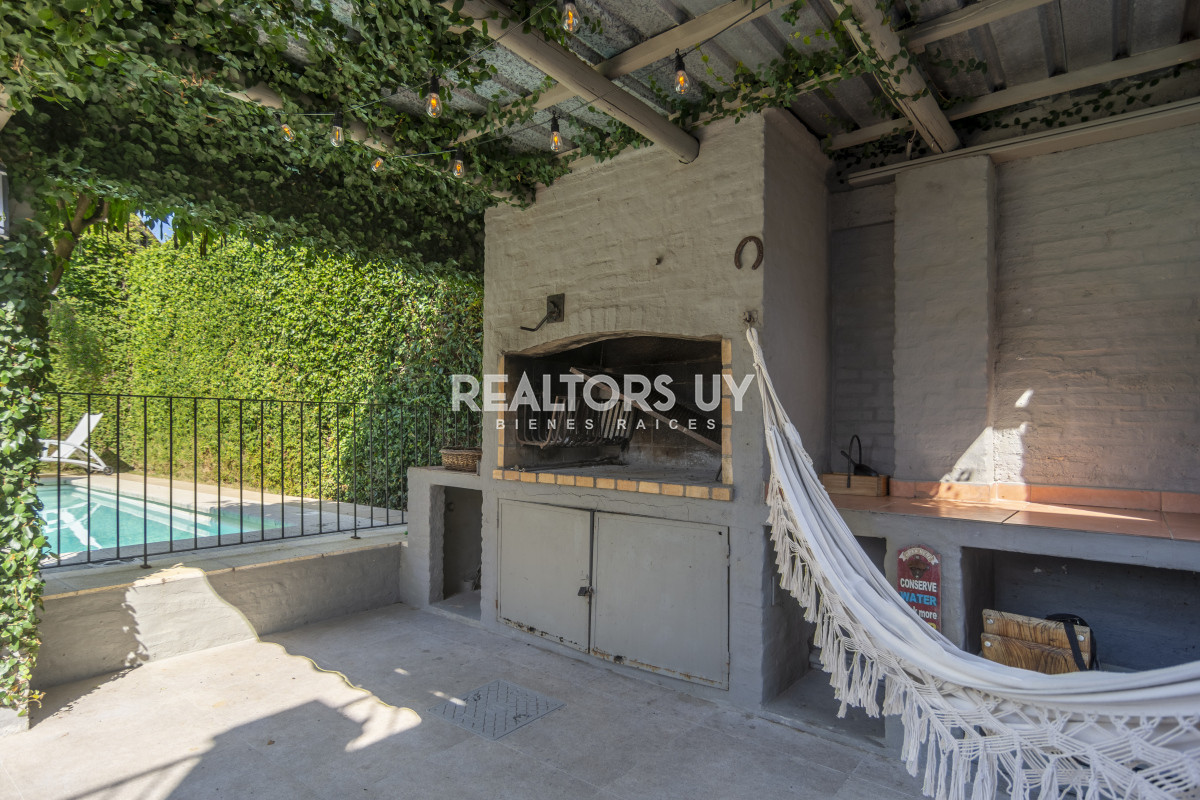 Casa ID.452 - HERMOSA CASA EN VENTA 3 DORMITORIOS+ CASA DE HUESPEDES PISCINA Y PARRILLERO