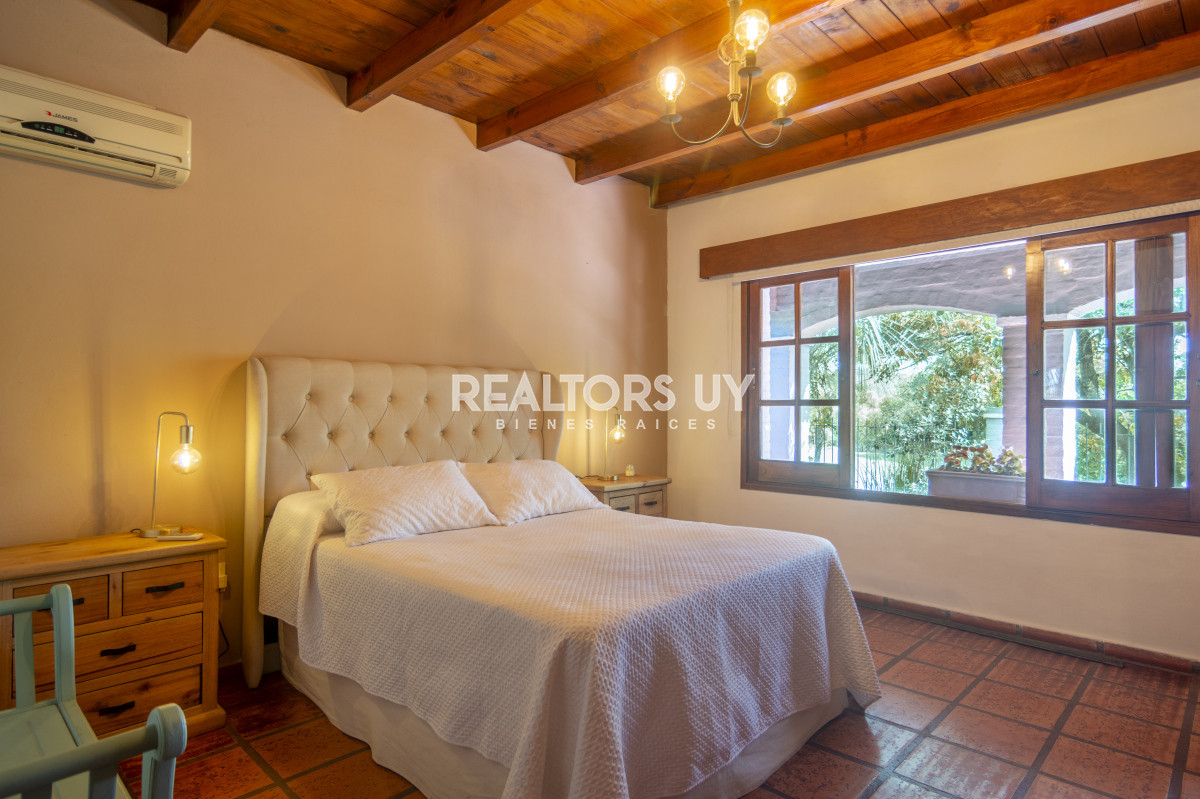 Casa ID.452 - HERMOSA CASA EN VENTA 3 DORMITORIOS+ CASA DE HUESPEDES PISCINA Y PARRILLERO