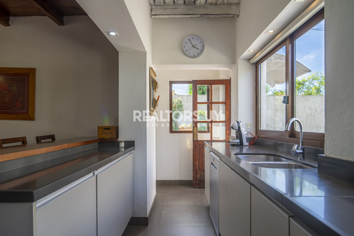 Casa ID.452 - HERMOSA CASA EN VENTA 3 DORMITORIOS+ CASA DE HUESPEDES PISCINA Y PARRILLERO
