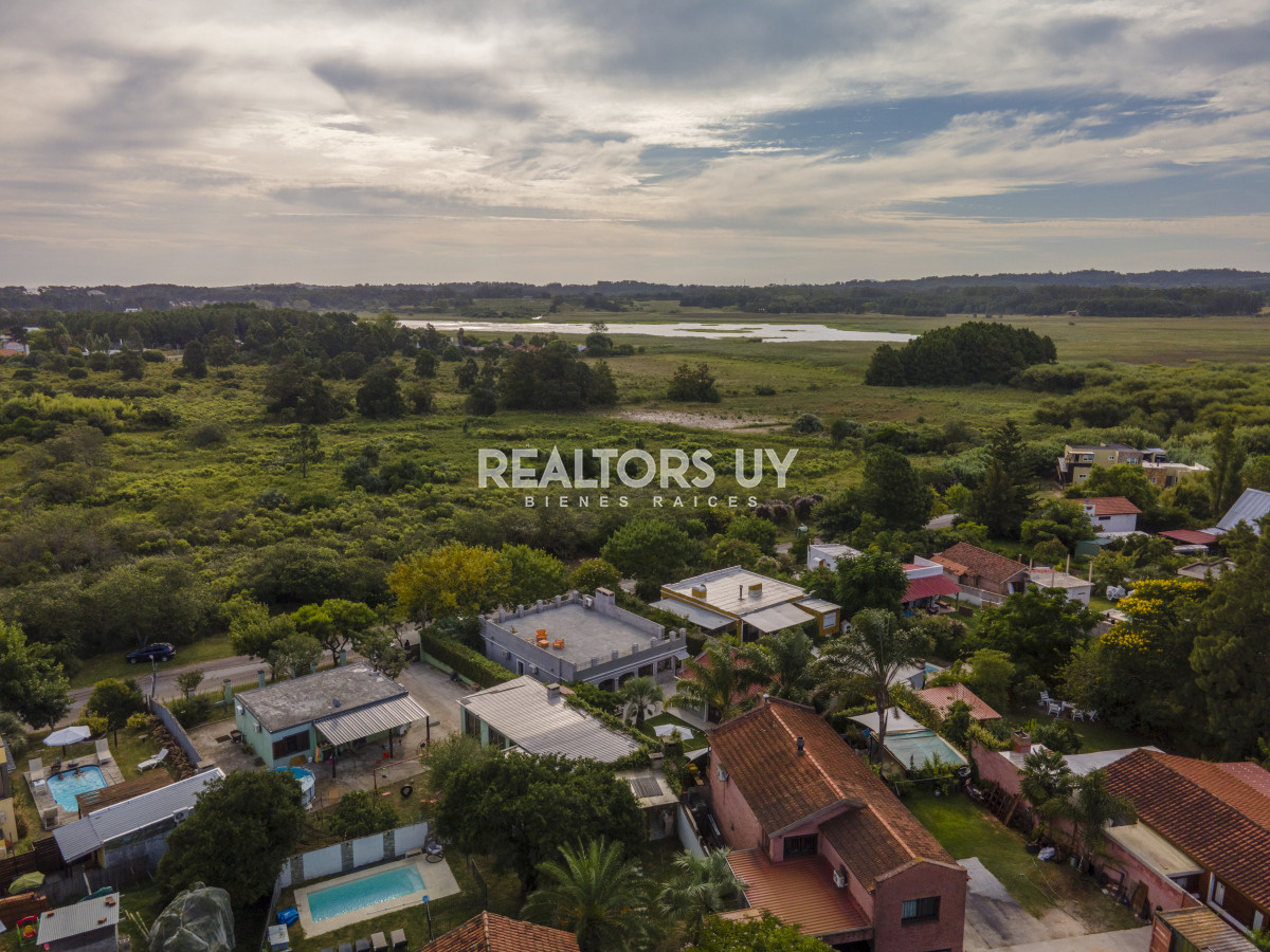 Casa ID.452 - HERMOSA CASA EN VENTA 3 DORMITORIOS+ CASA DE HUESPEDES PISCINA Y PARRILLERO