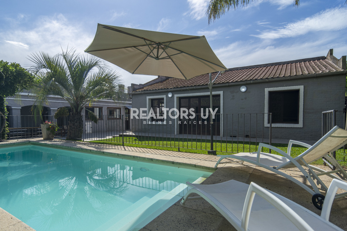 Casa ID.452 - HERMOSA CASA EN VENTA 3 DORMITORIOS+ CASA DE HUESPEDES PISCINA Y PARRILLERO