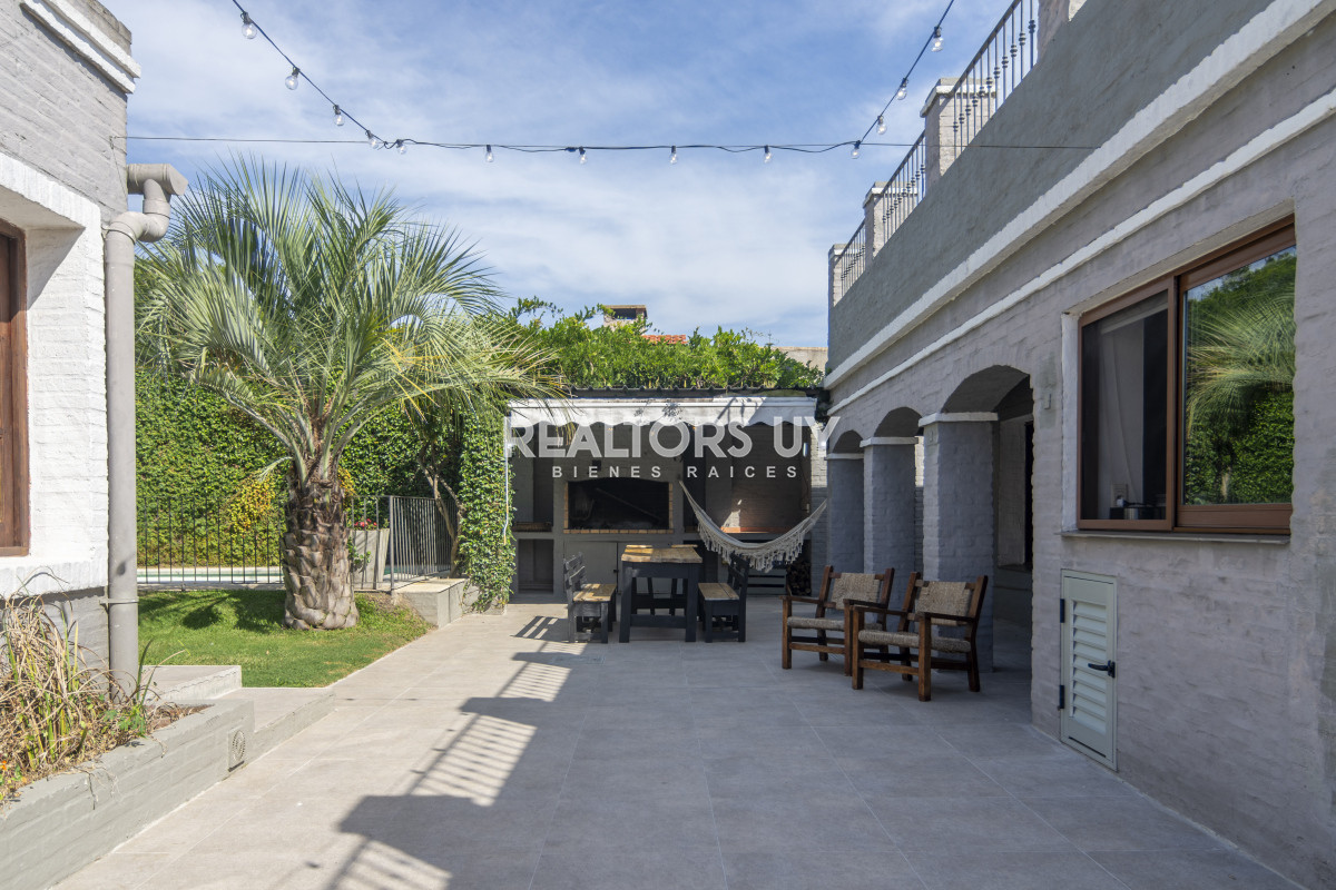 Casa ID.452 - HERMOSA CASA EN VENTA 3 DORMITORIOS+ CASA DE HUESPEDES PISCINA Y PARRILLERO