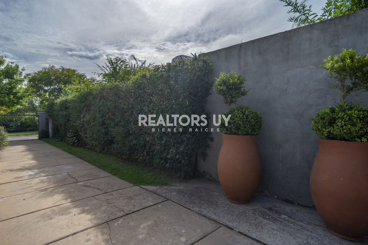 Casa ID.452 - HERMOSA CASA EN VENTA 3 DORMITORIOS+ CASA DE HUESPEDES PISCINA Y PARRILLERO