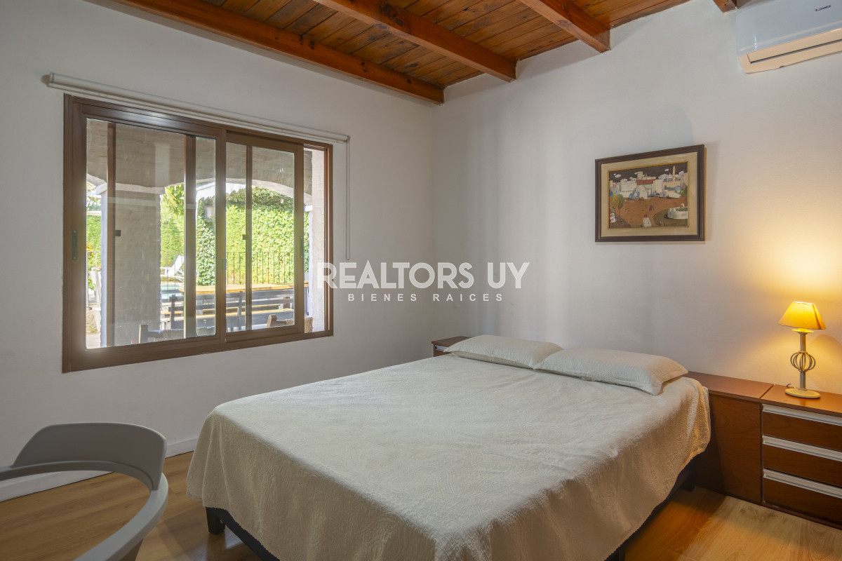 Casa ID.452 - HERMOSA CASA EN VENTA 3 DORMITORIOS+ CASA DE HUESPEDES PISCINA Y PARRILLERO