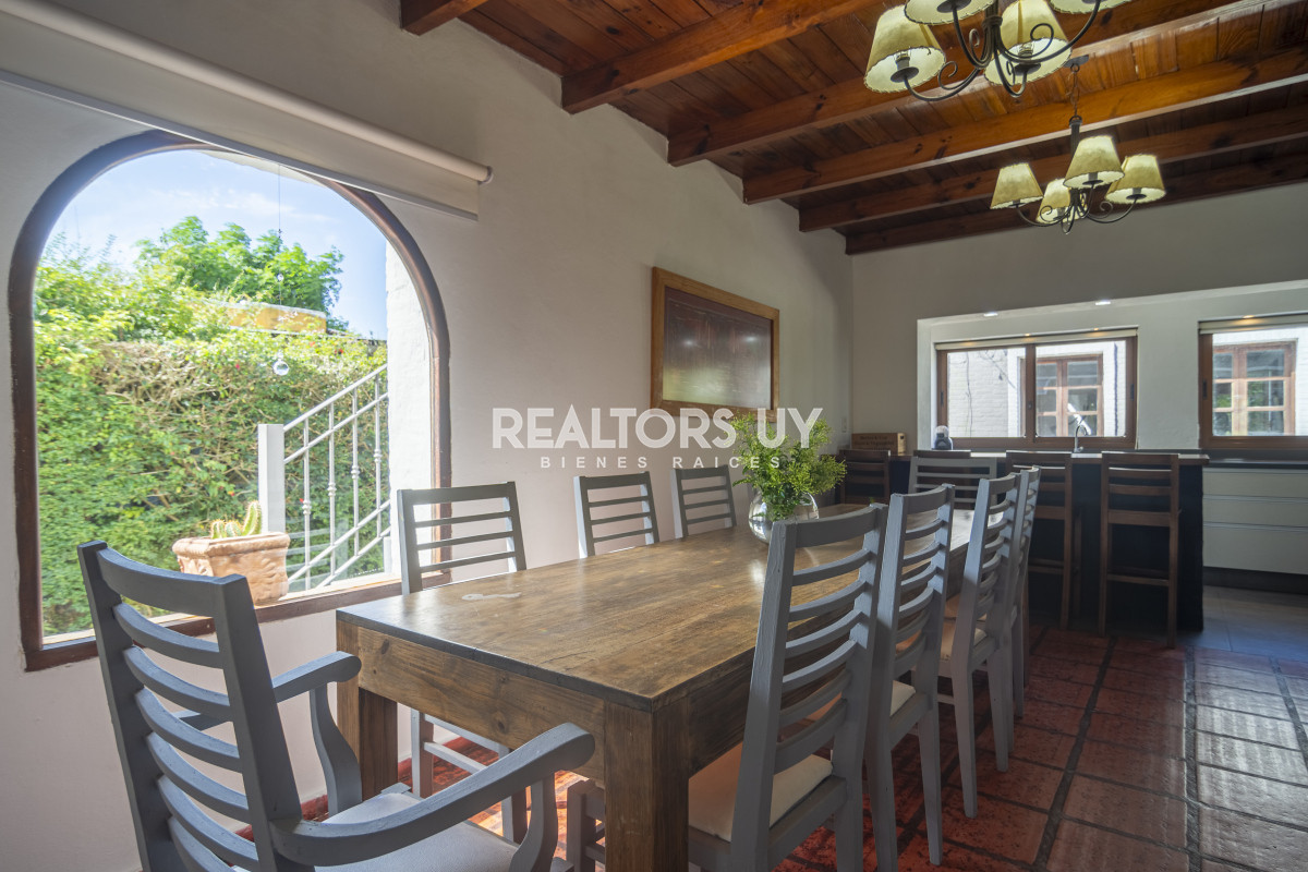 Casa ID.452 - HERMOSA CASA EN VENTA 3 DORMITORIOS+ CASA DE HUESPEDES PISCINA Y PARRILLERO