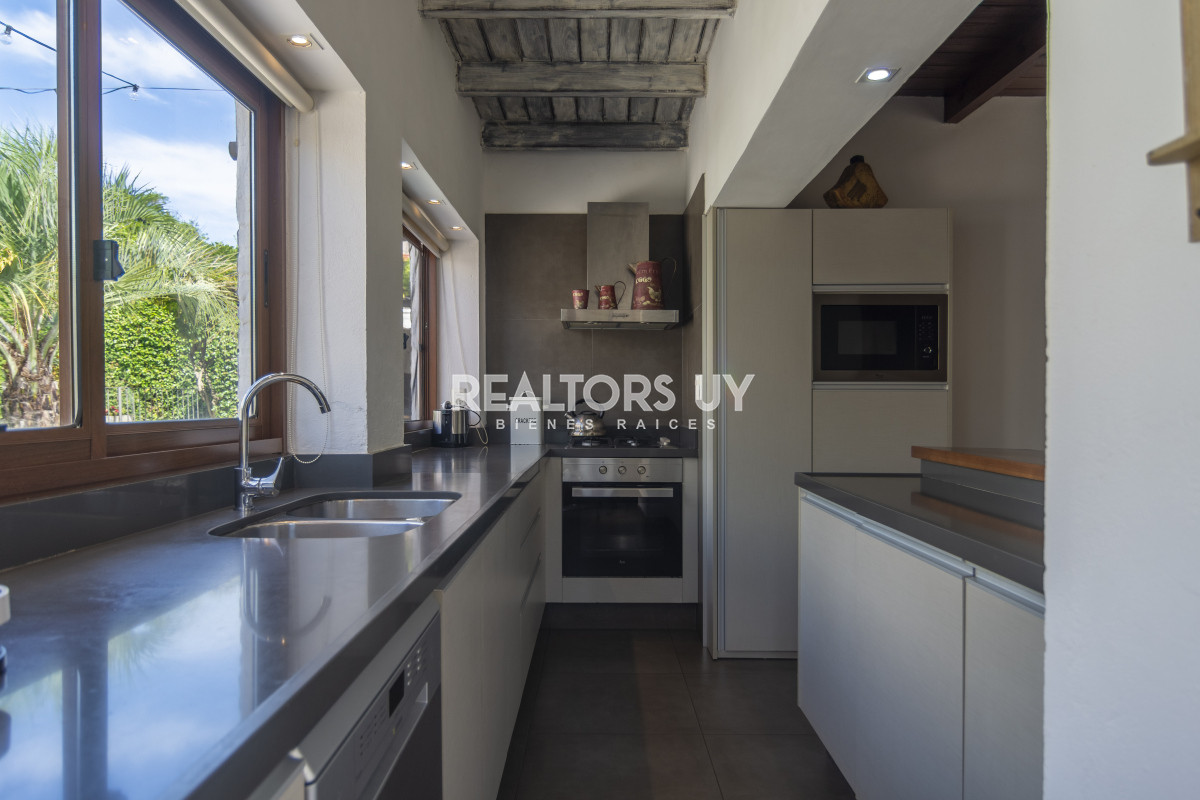 Casa ID.452 - HERMOSA CASA EN VENTA 3 DORMITORIOS+ CASA DE HUESPEDES PISCINA Y PARRILLERO