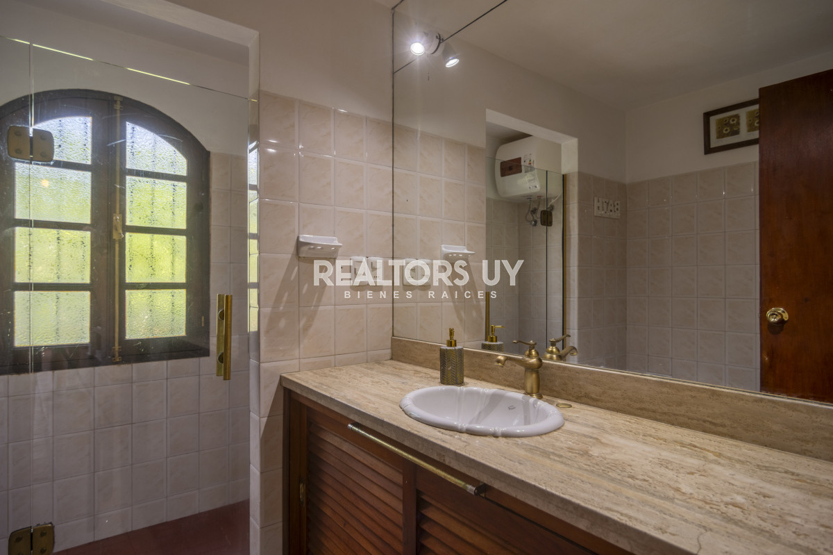 Casa ID.452 - HERMOSA CASA EN VENTA 3 DORMITORIOS+ CASA DE HUESPEDES PISCINA Y PARRILLERO