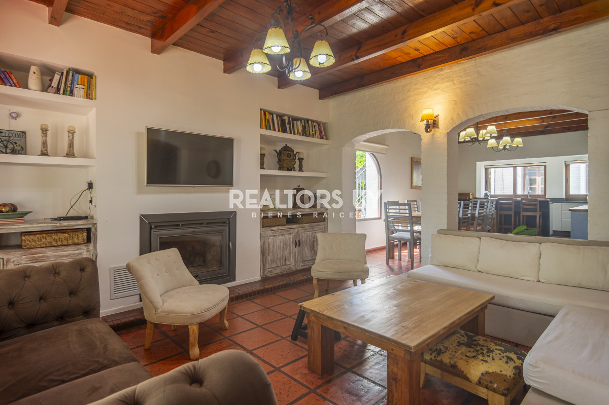 Casa ID.452 - HERMOSA CASA EN VENTA 3 DORMITORIOS+ CASA DE HUESPEDES PISCINA Y PARRILLERO