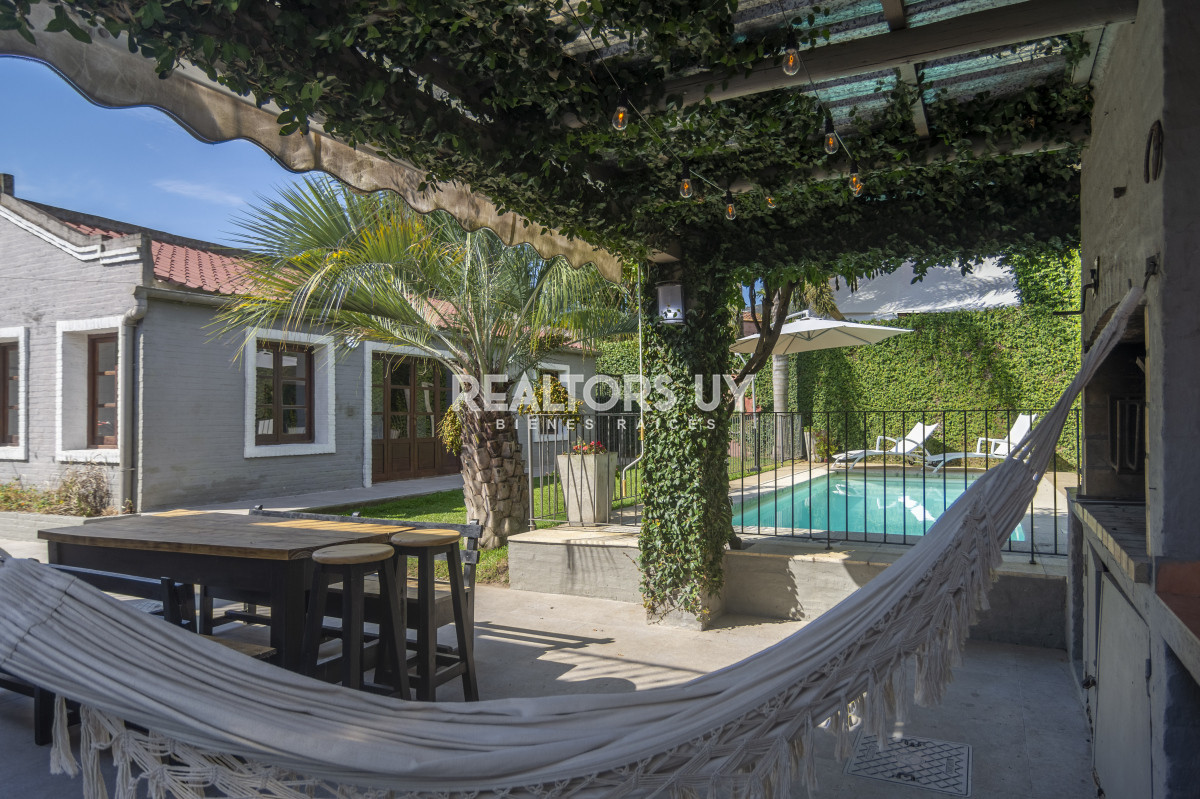 Casa ID.452 - HERMOSA CASA EN VENTA 3 DORMITORIOS+ CASA DE HUESPEDES PISCINA Y PARRILLERO