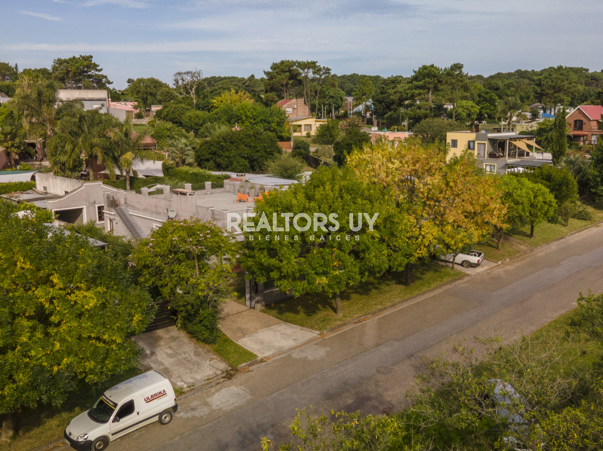 Casa ID.452 - HERMOSA CASA EN VENTA 3 DORMITORIOS+ CASA DE HUESPEDES PISCINA Y PARRILLERO