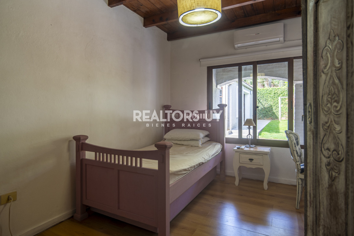 Casa ID.452 - HERMOSA CASA EN VENTA 3 DORMITORIOS+ CASA DE HUESPEDES PISCINA Y PARRILLERO