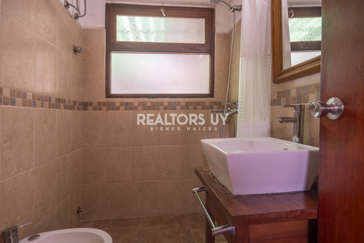 Casa ID.452 - HERMOSA CASA EN VENTA 3 DORMITORIOS+ CASA DE HUESPEDES PISCINA Y PARRILLERO