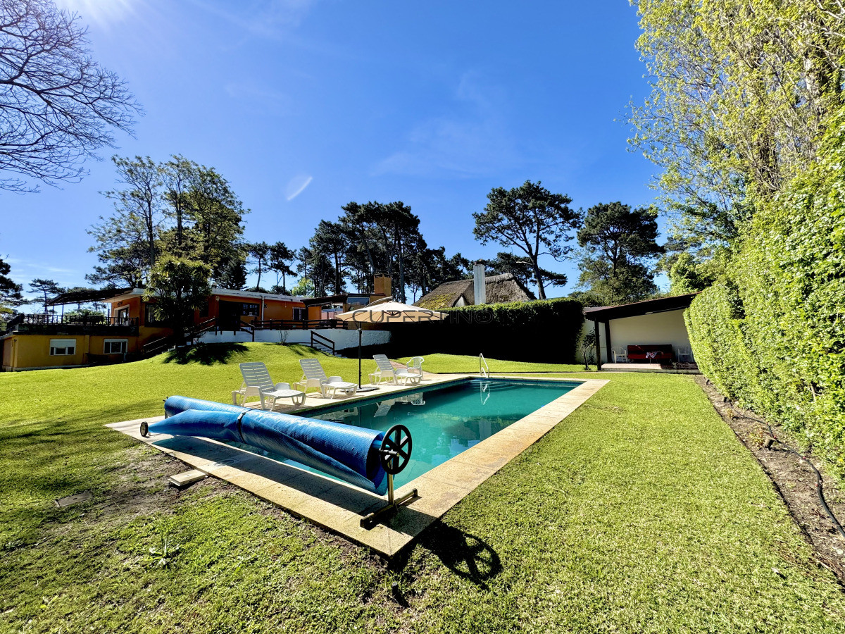 Chalet 4 dormitorios en alquiler temporal Punta del Este — foto 1