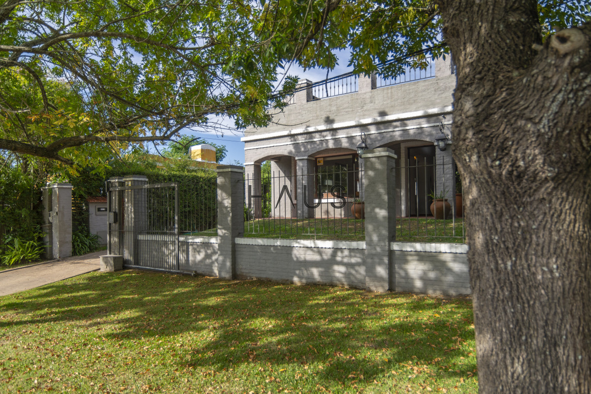 Casa ID.53 - HERMOSA CASA EN VENTA 3 DORMITORIOS+ CASA DE HUESPEDES PISCINA Y PARRILLERO