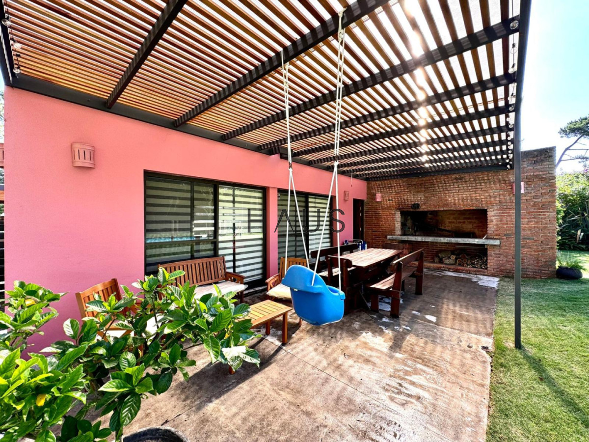 Casa ID.252 - Casa 2 dormitorios en Playa Mansa, parrillero, piscina y jacuzzi.