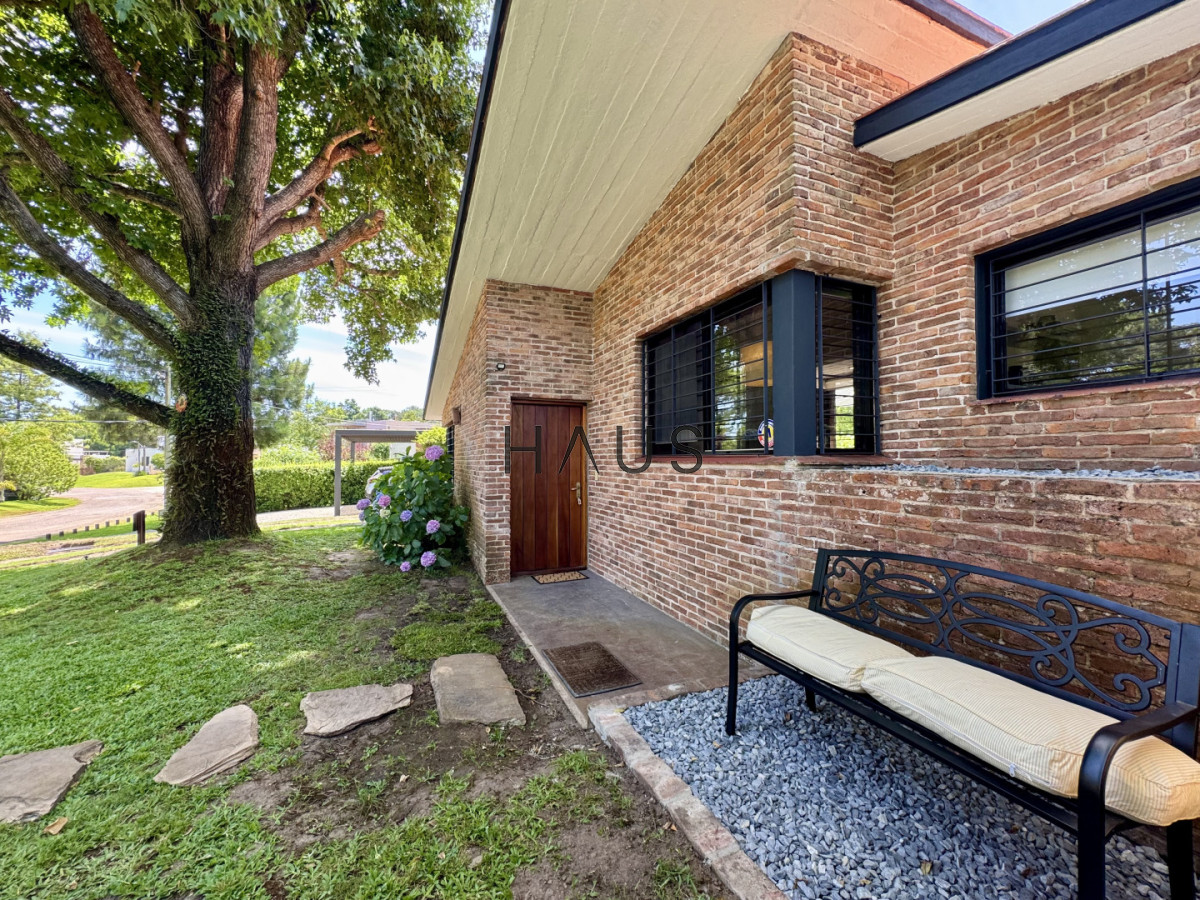 Casa ID.253 -  Tu Refugio Ideal en Pinares: A Pasos del Mar