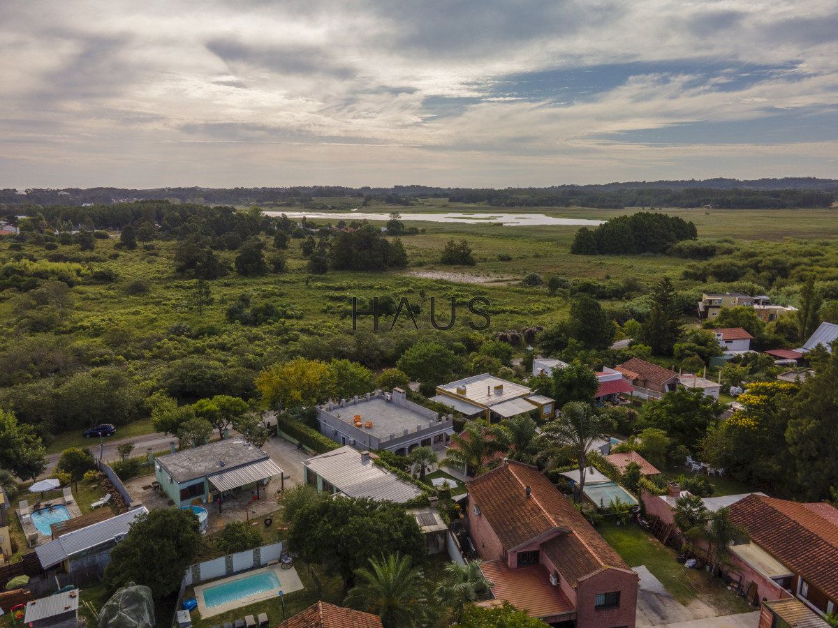Casa ID.53 - HERMOSA CASA EN VENTA 3 DORMITORIOS+ CASA DE HUESPEDES PISCINA Y PARRILLERO