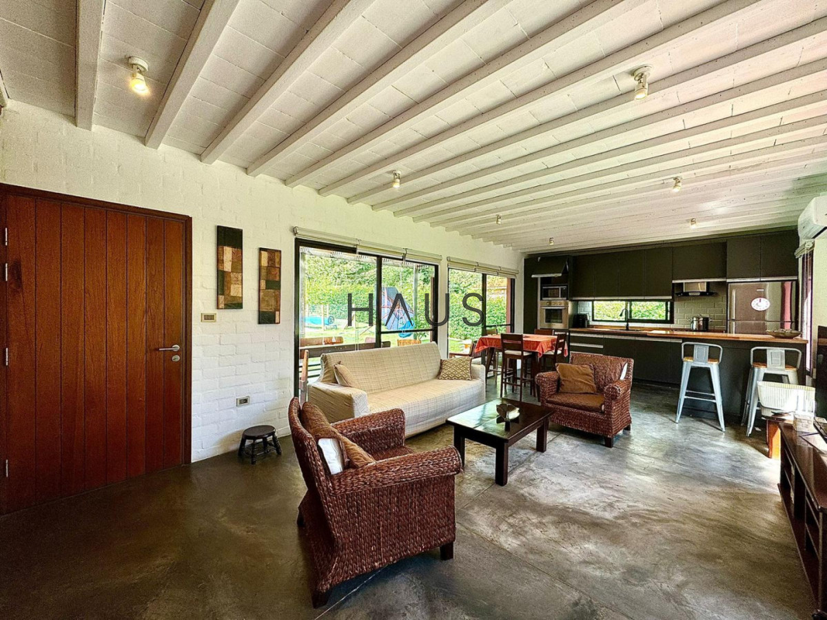 Casa ID.252 - Casa 2 dormitorios en Playa Mansa, parrillero, piscina y jacuzzi.