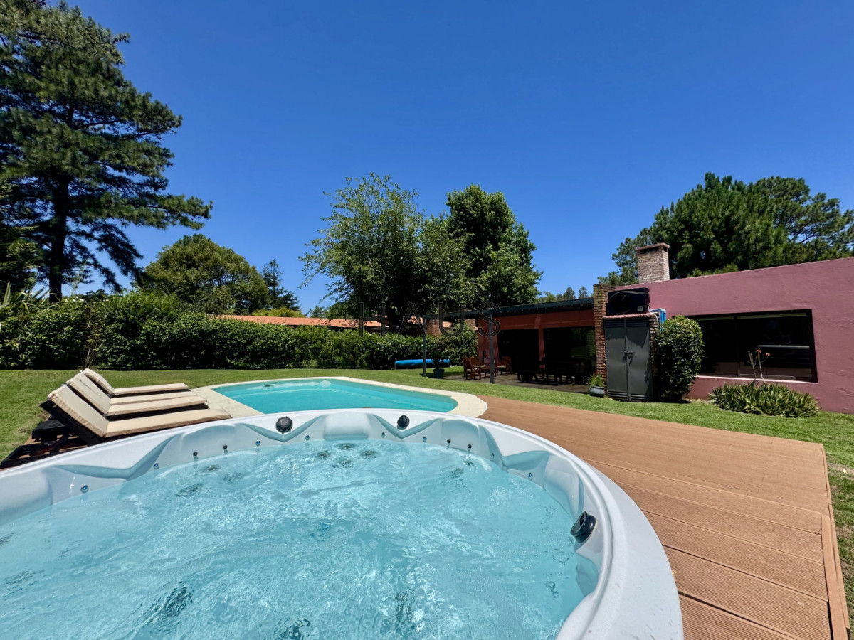 Casa ID.252 - Casa 2 dormitorios en Playa Mansa, parrillero, piscina y jacuzzi.