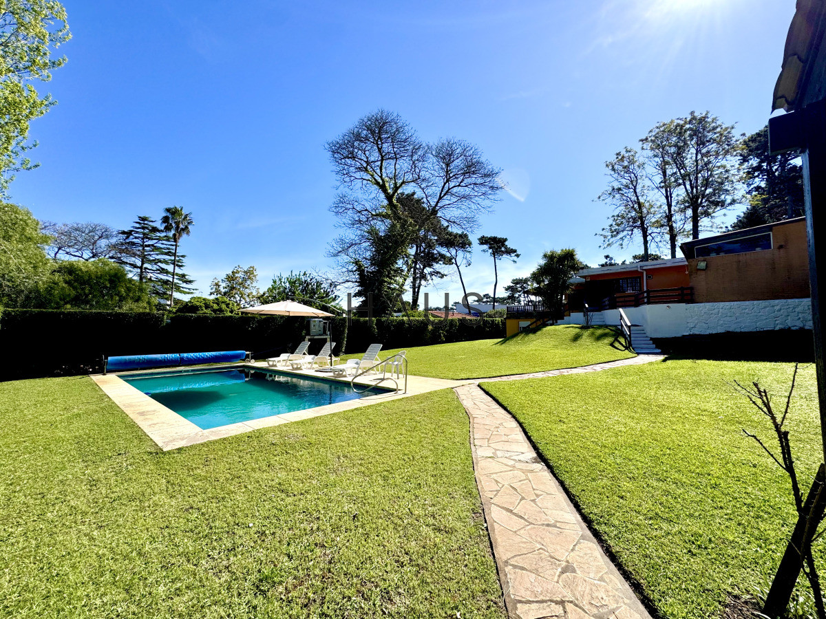 Casa ID.233 - Chalet 4 dormitorios en alquiler temporal Punta del Este
