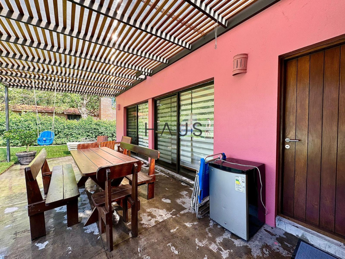 Casa ID.252 - Casa 2 dormitorios en Playa Mansa, parrillero, piscina y jacuzzi.