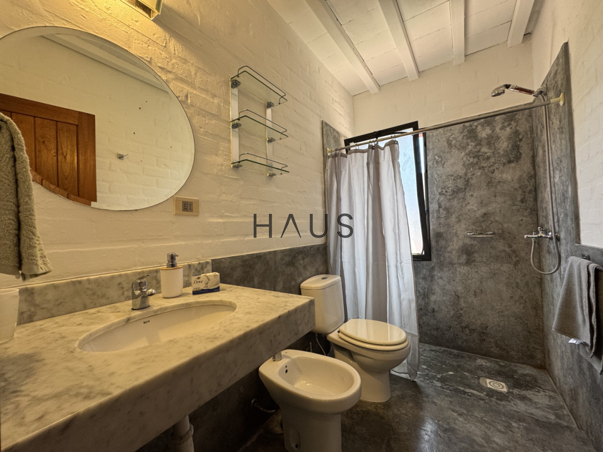 Casa ID.252 - Casa 2 dormitorios en Playa Mansa, parrillero, piscina y jacuzzi.