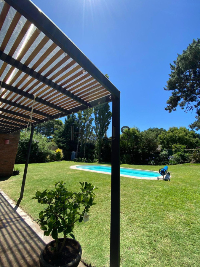 Casa ID.252 - Casa 2 dormitorios en Playa Mansa, parrillero, piscina y jacuzzi.