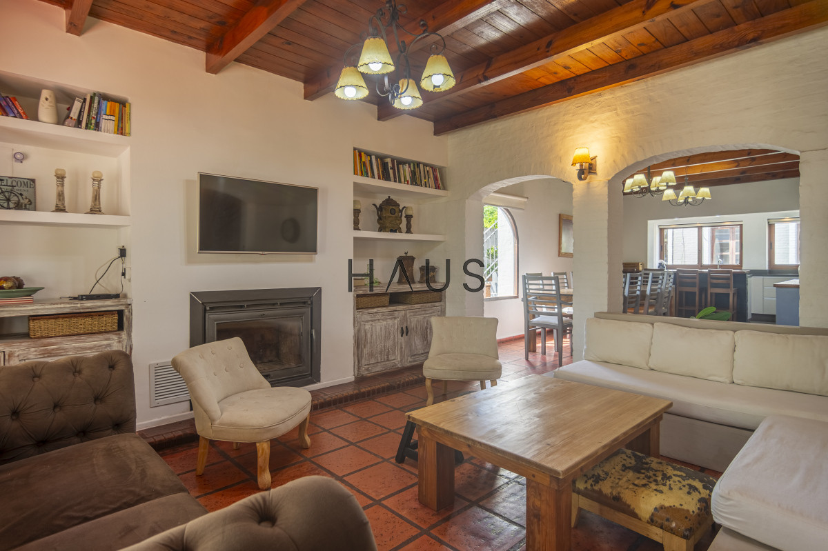 Casa ID.53 - HERMOSA CASA EN VENTA 3 DORMITORIOS+ CASA DE HUESPEDES PISCINA Y PARRILLERO