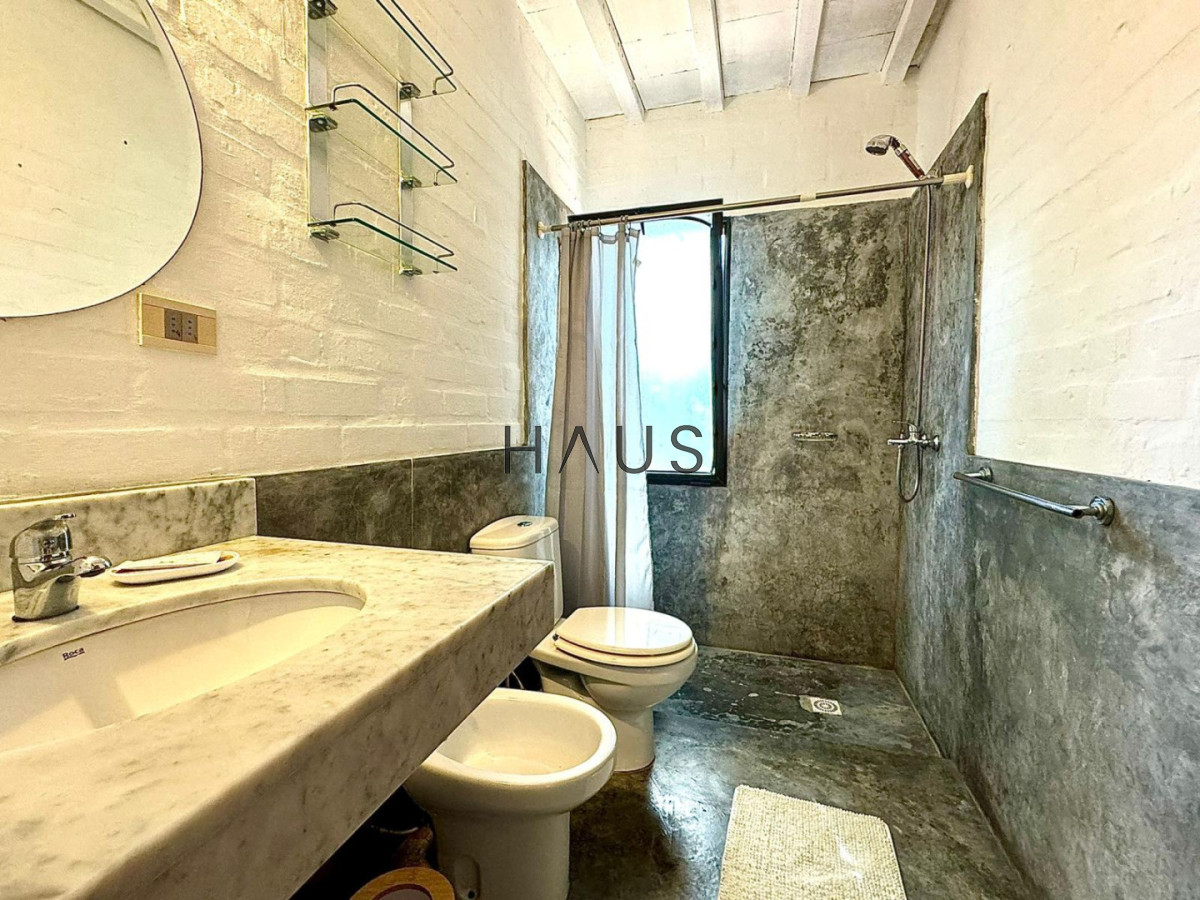 Casa ID.252 - Casa 2 dormitorios en Playa Mansa, parrillero, piscina y jacuzzi.