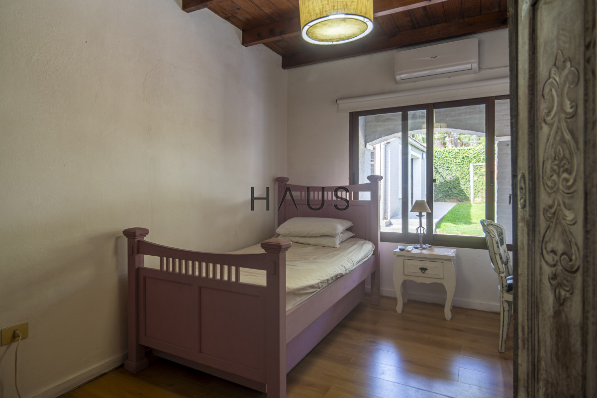 Casa ID.53 - HERMOSA CASA EN VENTA 3 DORMITORIOS+ CASA DE HUESPEDES PISCINA Y PARRILLERO