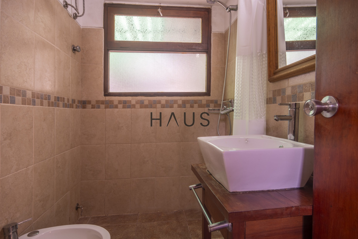 Casa ID.53 - HERMOSA CASA EN VENTA 3 DORMITORIOS+ CASA DE HUESPEDES PISCINA Y PARRILLERO