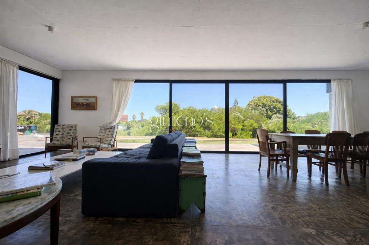 Casa ID.971 - Casa en venta 6 Dormitorios en Punta piedras Manantiales - Punta del Este