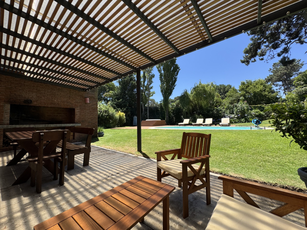 Casa ID.56 - Casa 2 dormitorios en Playa Mansa, parrillero, piscina y jacuzzi.