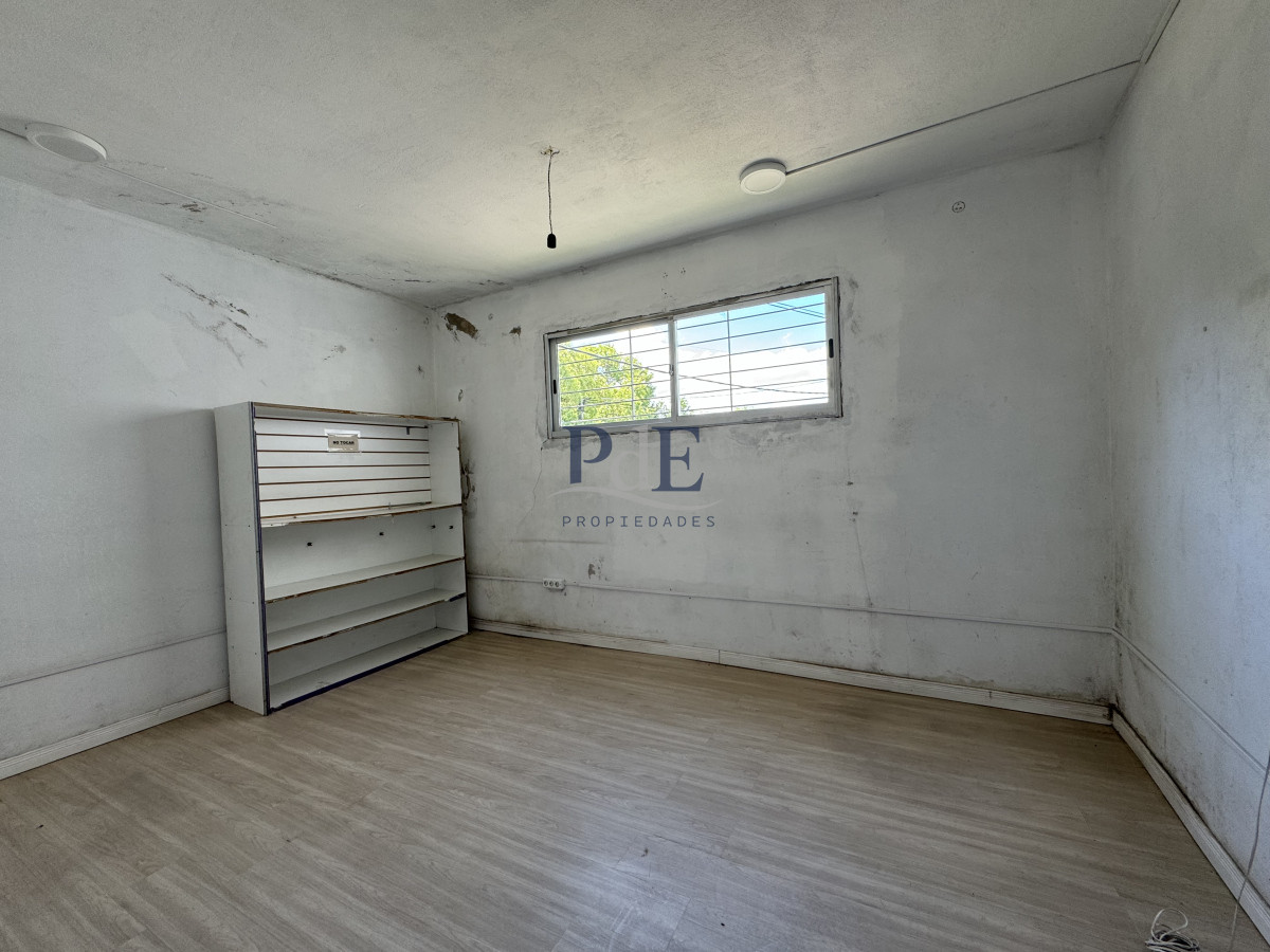 Galpón en Lussich - 654 m² en esquina con doble entrada de camión - Imagen 10