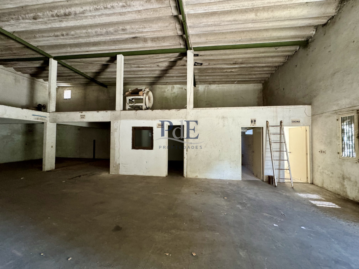 Galpón en Lussich - 654 m² en esquina con doble entrada de camión - Imagen 4