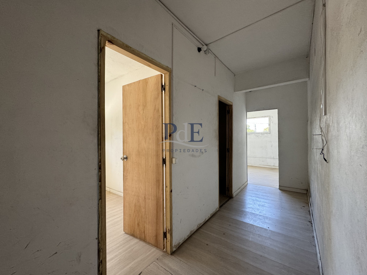 Galpón en Lussich - 654 m² en esquina con doble entrada de camión - Imagen 7