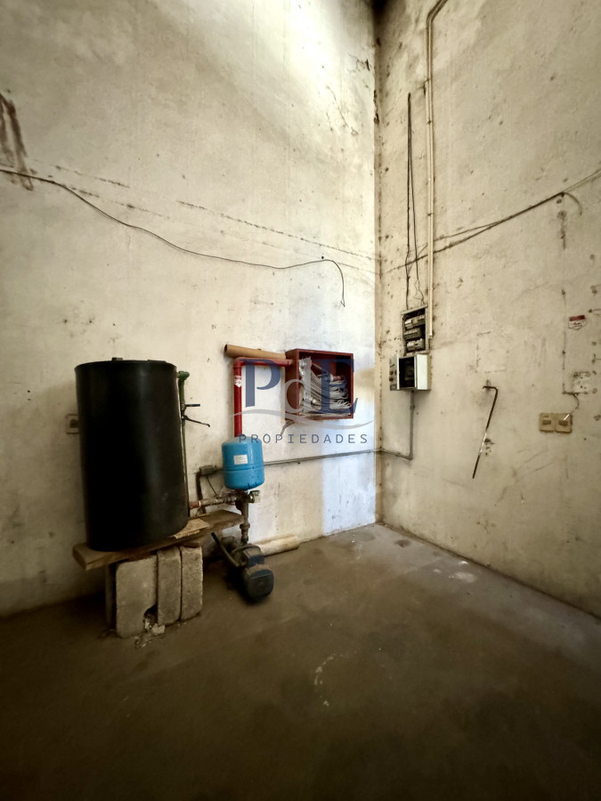 Galpón en Lussich - 654 m² en esquina con doble entrada de camión - Imagen 14